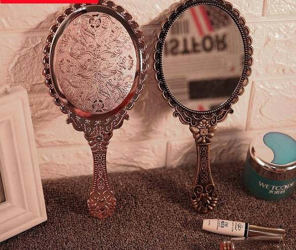 Rankinio veidrodžio retro modelis