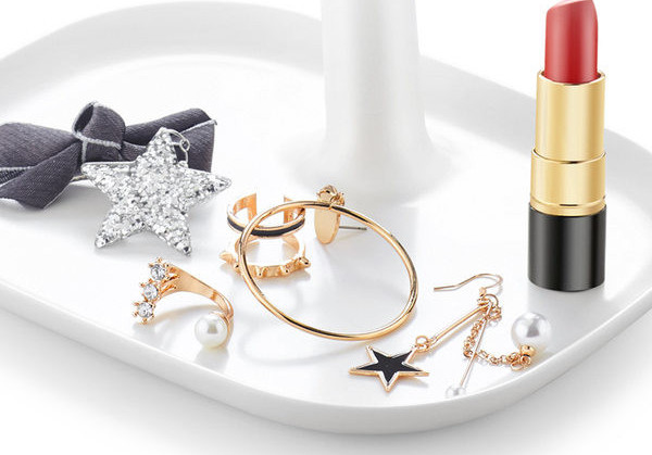 Naiste kosmeetiline peegel alusel