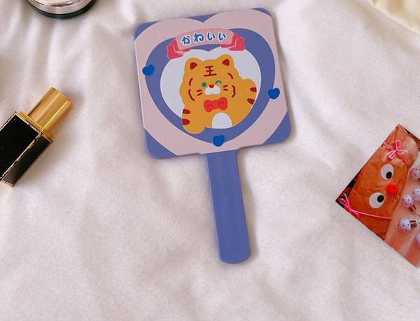 Kaasaskantav kosmeetiline peegel koos rakendusega