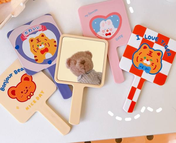 Kaasaskantav kosmeetiline peegel koos rakendusega