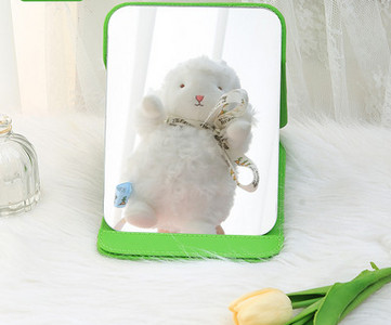 Kaasaskantav kandiline kosmeetiline peegel