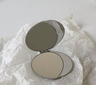 Φορητός μικρός καλλυντικός καθρέφτης