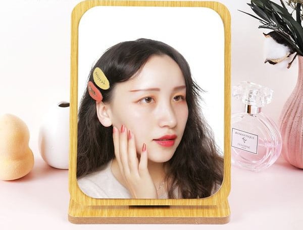 Laua kosmeetiline peegel puidust