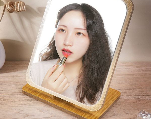 Laua kosmeetiline peegel puidust