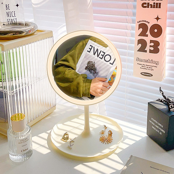 Pöörlev kosmeetiline peegel