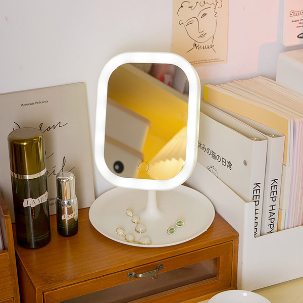 Pöörlev kosmeetiline peegel