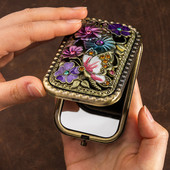 Lillemotiiviga kaasaskantav kosmeetiline peegel