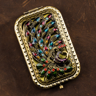 Lillemotiiviga kaasaskantav kosmeetiline peegel