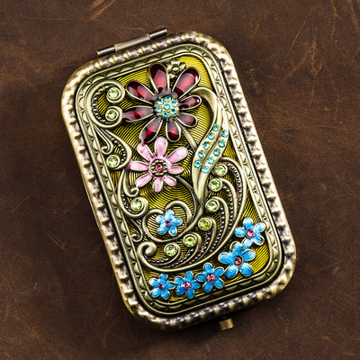 Lillemotiiviga kaasaskantav kosmeetiline peegel