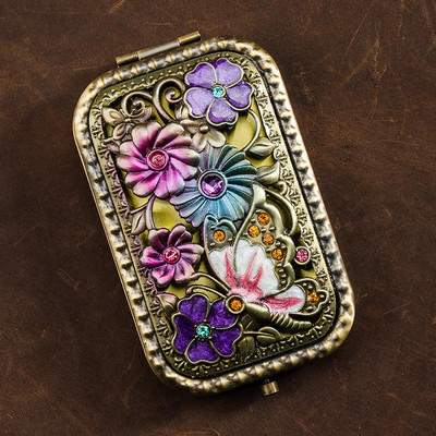 Lillemotiiviga kaasaskantav kosmeetiline peegel