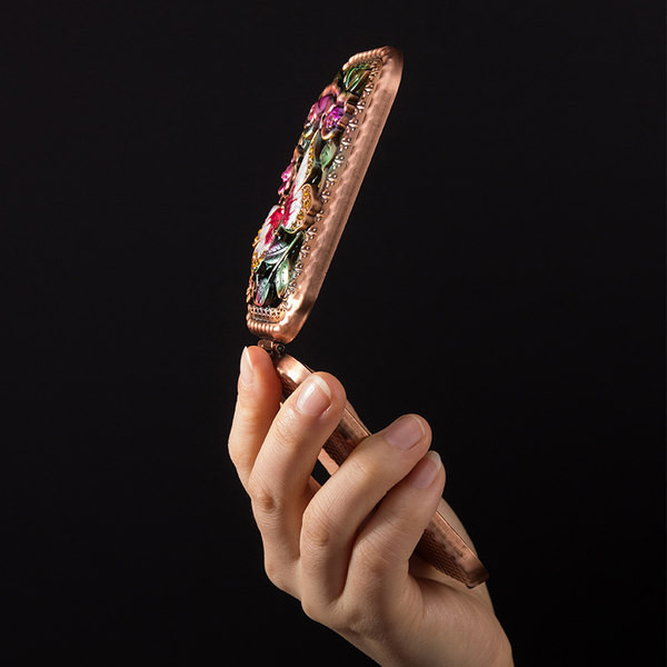 Lillemotiiviga kaasaskantav kosmeetiline peegel