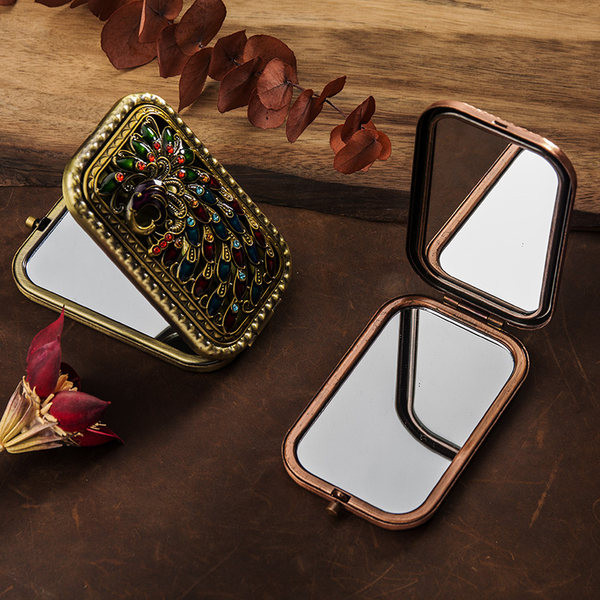 Lillemotiiviga kaasaskantav kosmeetiline peegel