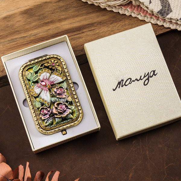 Lillemotiiviga kaasaskantav kosmeetiline peegel