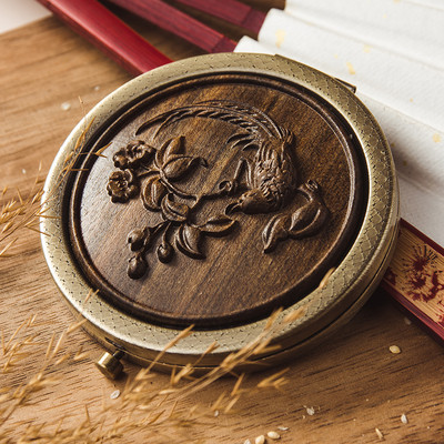 Žensko drveno sklopivo ogledalo