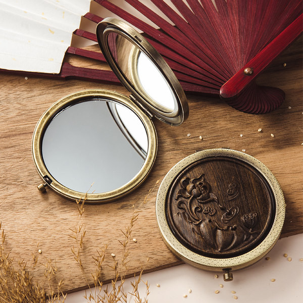 Žensko drveno sklopivo ogledalo