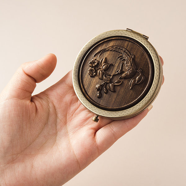 Žensko drveno sklopivo ogledalo