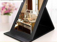 Naiste nahast peegel