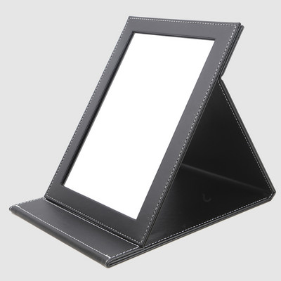 Naiste nahast peegel