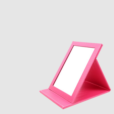 Naiste nahast peegel