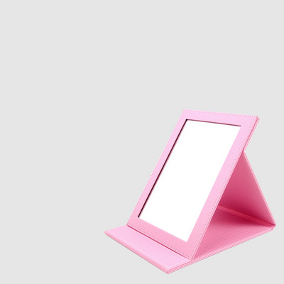 Naiste nahast peegel