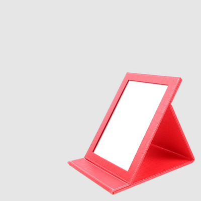 Naiste nahast peegel