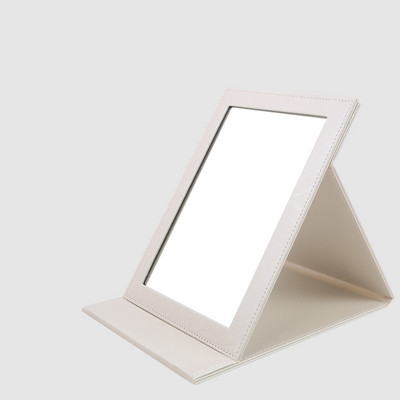 Naiste nahast peegel