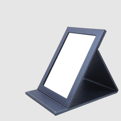 Naiste nahast peegel