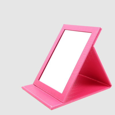 Naiste nahast peegel