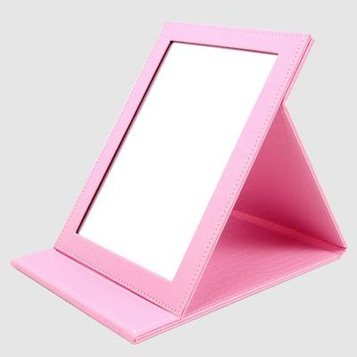 Naiste nahast peegel