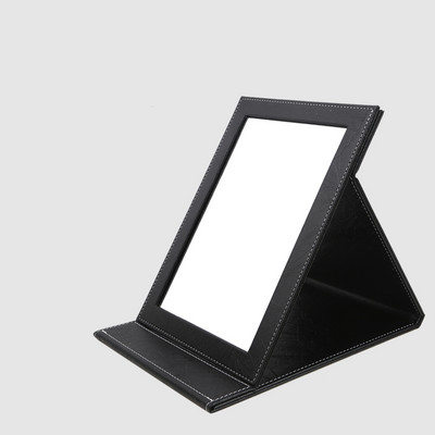 Naiste nahast peegel