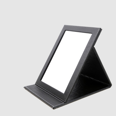 Naiste nahast peegel