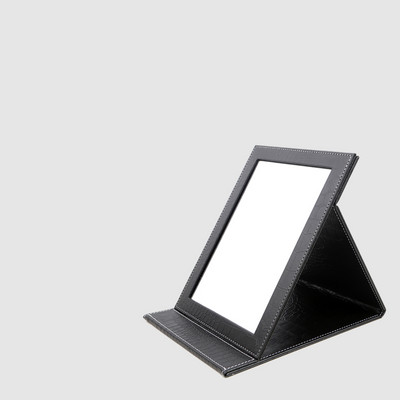 Naiste nahast peegel