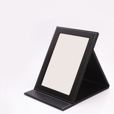 Naiste nahast peegel