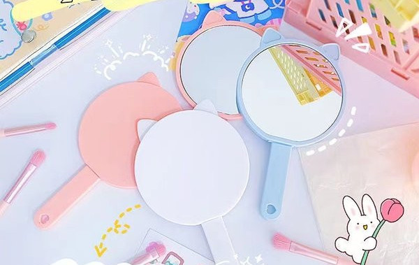 Žensko prijenosno ogledalo s ručkom