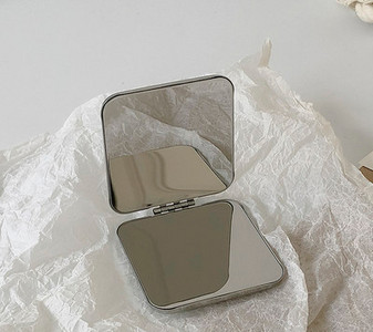 Ένας μικρός φορητός καλλυντικός καθρέφτης