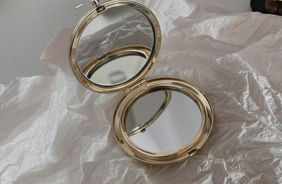 Ένας μικρός φορητός καλλυντικός καθρέφτης