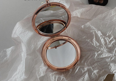 Ένας μικρός φορητός καλλυντικός καθρέφτης