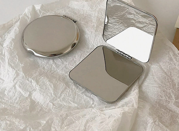 Ένας μικρός φορητός καλλυντικός καθρέφτης