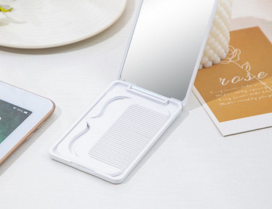 Преносимо малко огледало с гребен