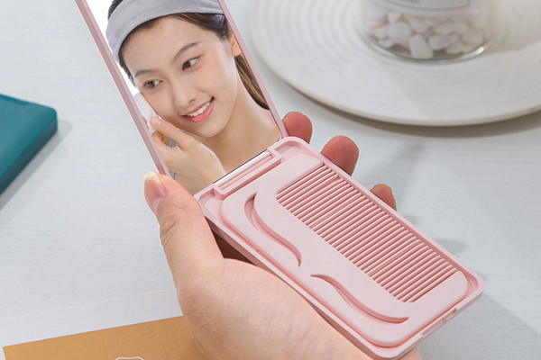 Преносимо малко огледало с гребен