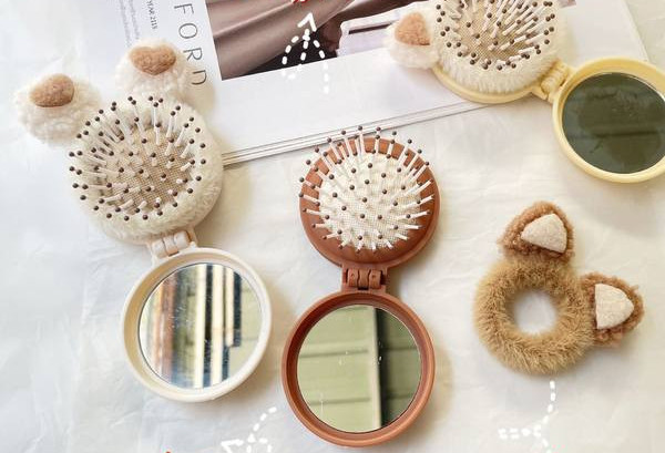 Dámske skladacie zrkadlo s hrebeňom