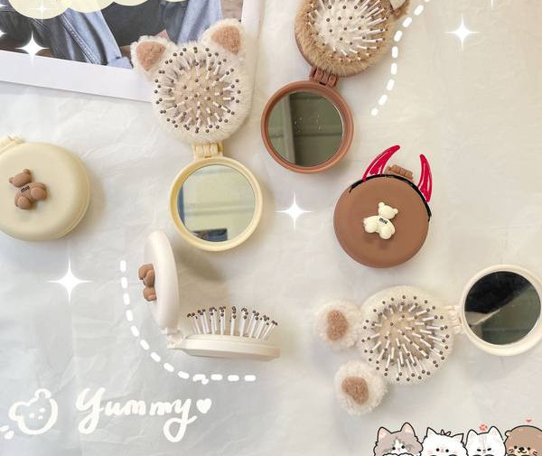 Dámske skladacie zrkadlo s hrebeňom