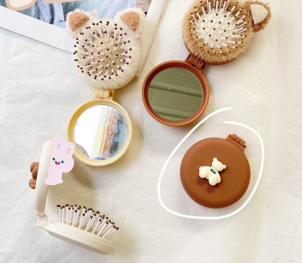 Dámske skladacie zrkadlo s hrebeňom