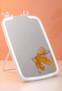 Žensko prijenosno ogledalo s LED svjetlom