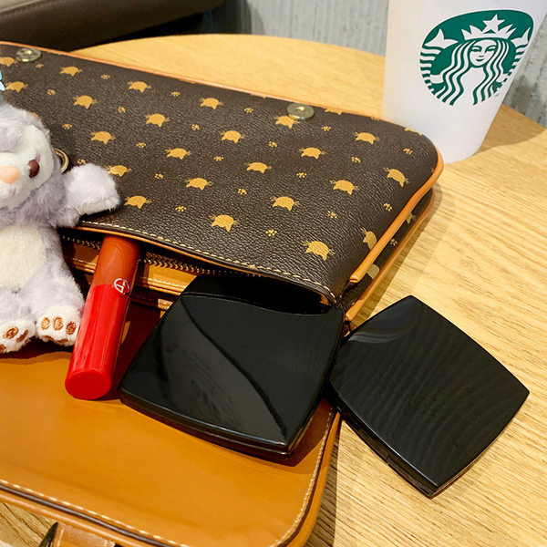 Žensko preklopno crno ogledalo