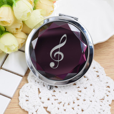 Prijenosno kozmetičko ogledalo poput prijenosnog računala s aplikacijom