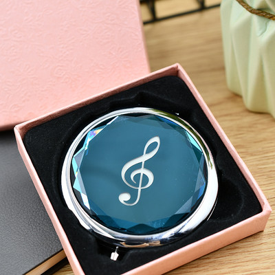 Prijenosno kozmetičko ogledalo poput prijenosnog računala s aplikacijom