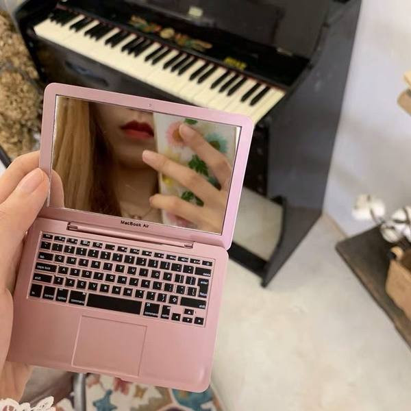 Prijenosno kozmetičko ogledalo poput prijenosnog računala s aplikacijom