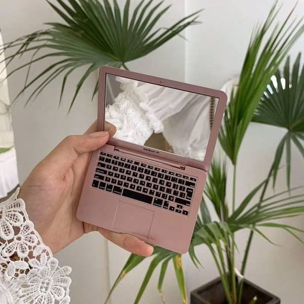 Prijenosno kozmetičko ogledalo poput prijenosnog računala s aplikacijom