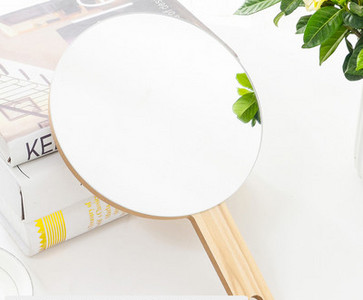 Prijenosno kozmetičko ogledalo s drvenom ručkom